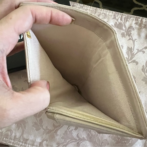 Authentic Chanel Lambskin Quilted Yen Wallet in Light Pink - Picture 5 of 16